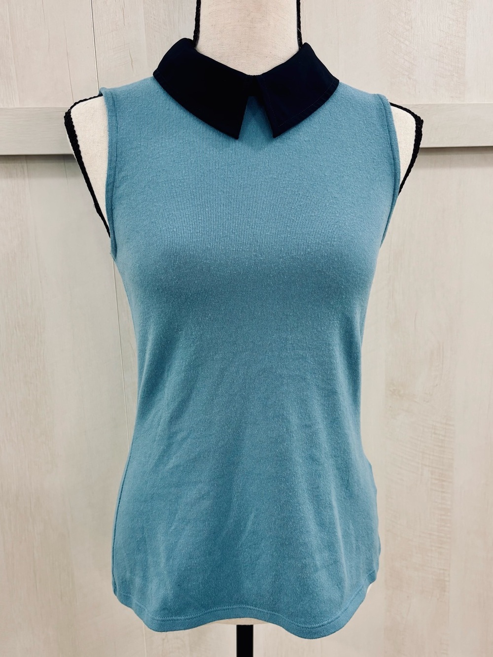 ModCloth Sleeveless Button Back Peter Pan
Collar Knit Top Blue Small S